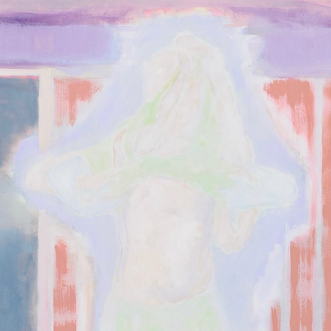 La peinture s'écaille et l'eau dévale le ciment, ils se douchent cachés dans le jardin by Simon Martin